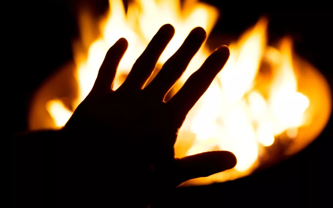 Poner la mano en el fuego: exponerse al dolor cuando tiene un significado